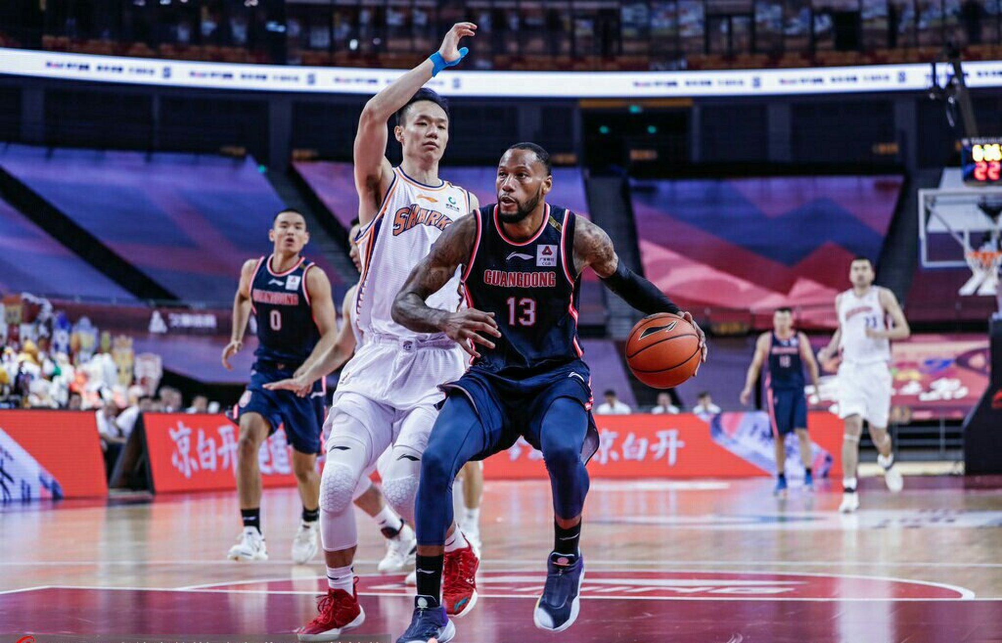 顶尖球队争夺联赛冠军，胜负悬念引发猜想的简单介绍